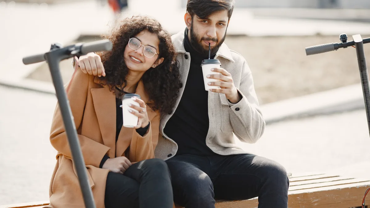 Birlikte kahve içerek vakit geçiren çift