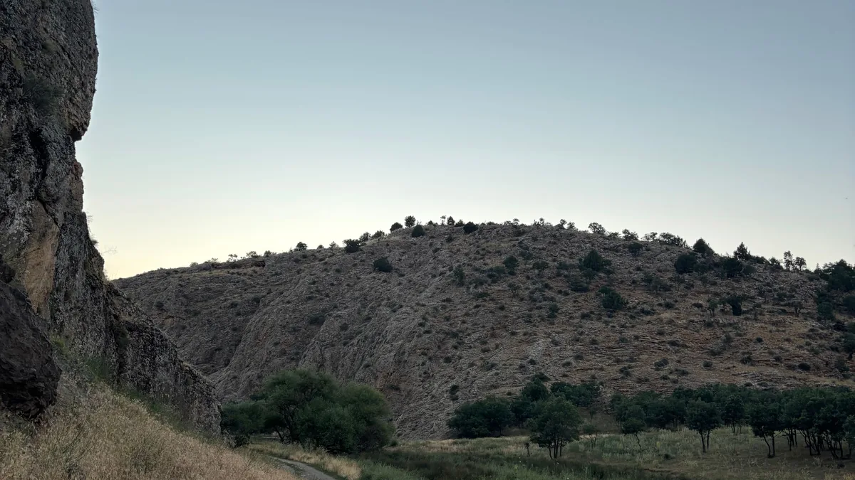 Geniş bozkır ve kırsal yol manzarası