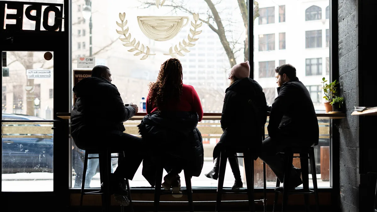 Beklemek ve sabır göstermek temasını çağrıştıran kafe görseli