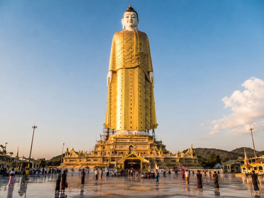 Myanmar'daki dev Laykyun Sekkya Buda heykeli