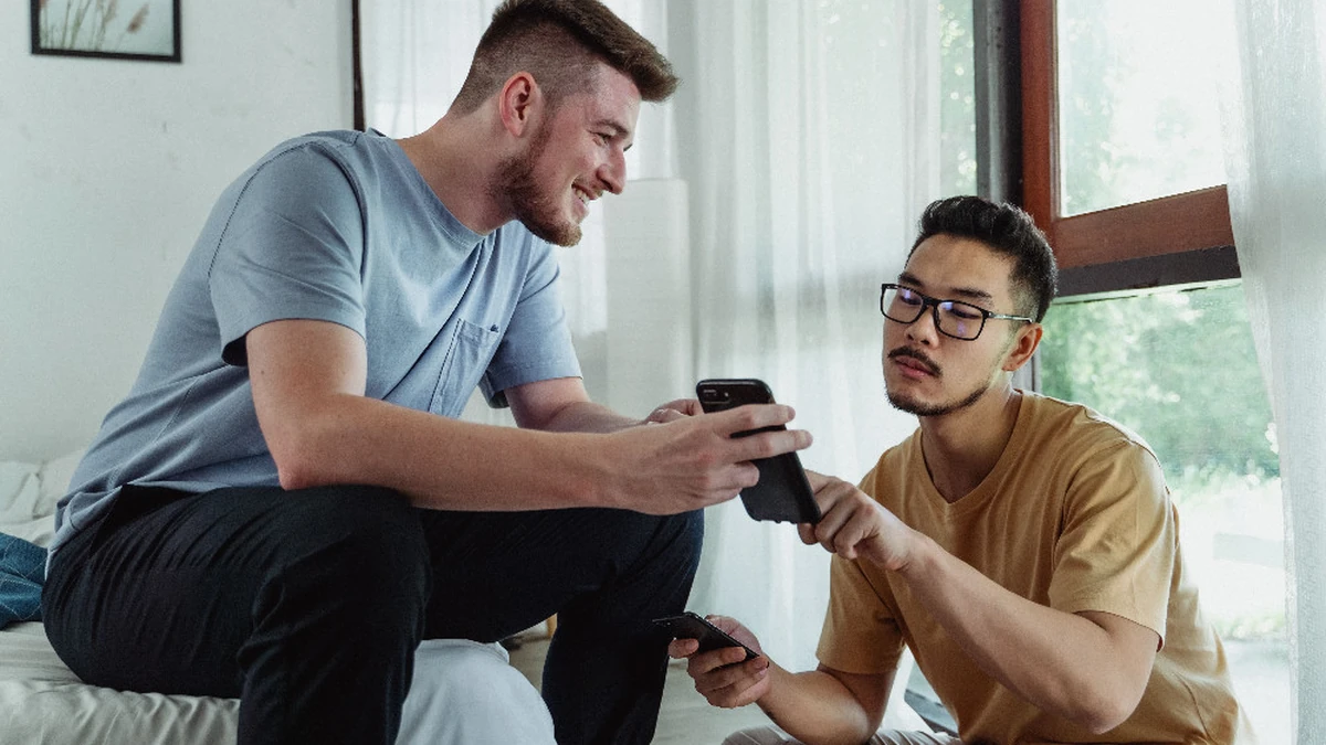Telefon üzerinden para konusunu konuşan iki arkadaş