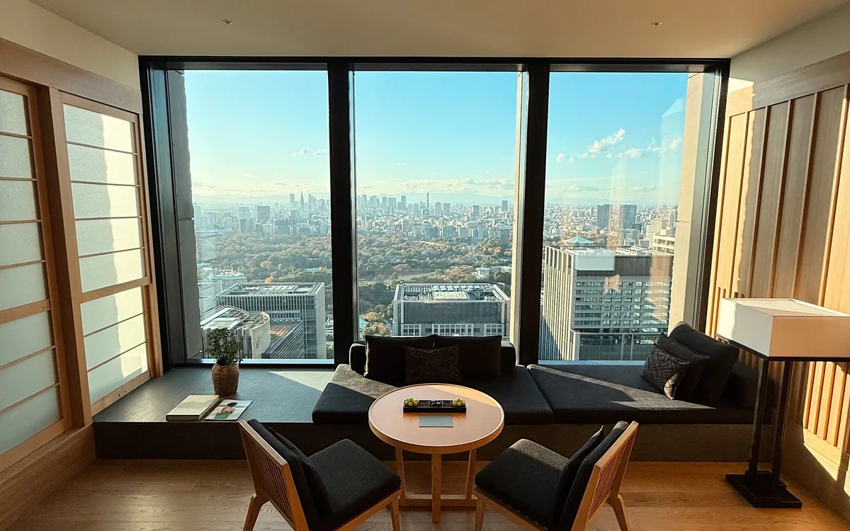 Modern şehir manzaralı yüksek katlı daire