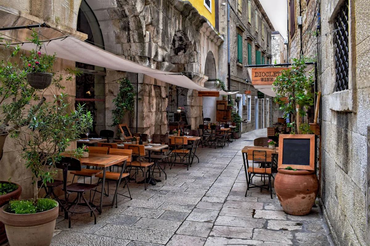 Restoran ortamında hesap ve para yönetimini çağrıştıran görsel