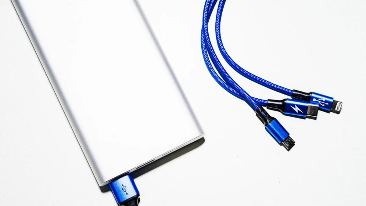 Powerbank ve şarj kablosu ile birlikte duran telefon