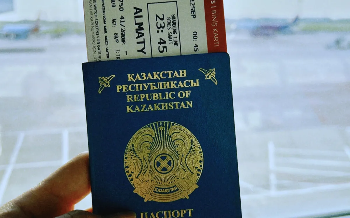 Yeni fikirler, merak ve hareket isteğini çağrıştıran seyahat görseli
