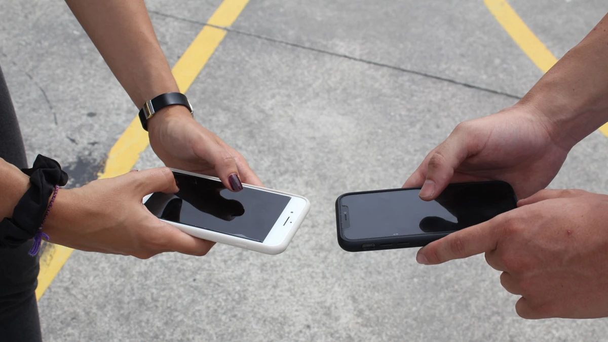 Telefon üzerinden para transferi yapan kişiler