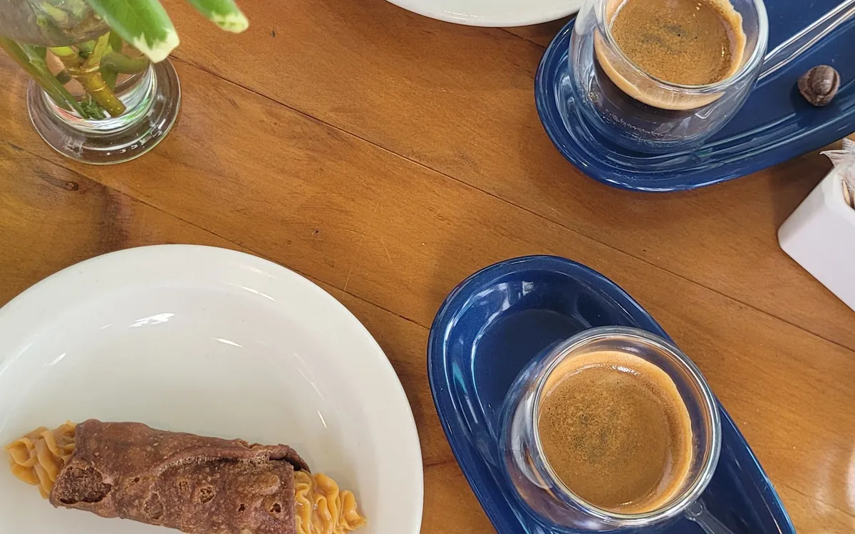 Kahve ve pastane ürünlerinden oluşan kahvaltı