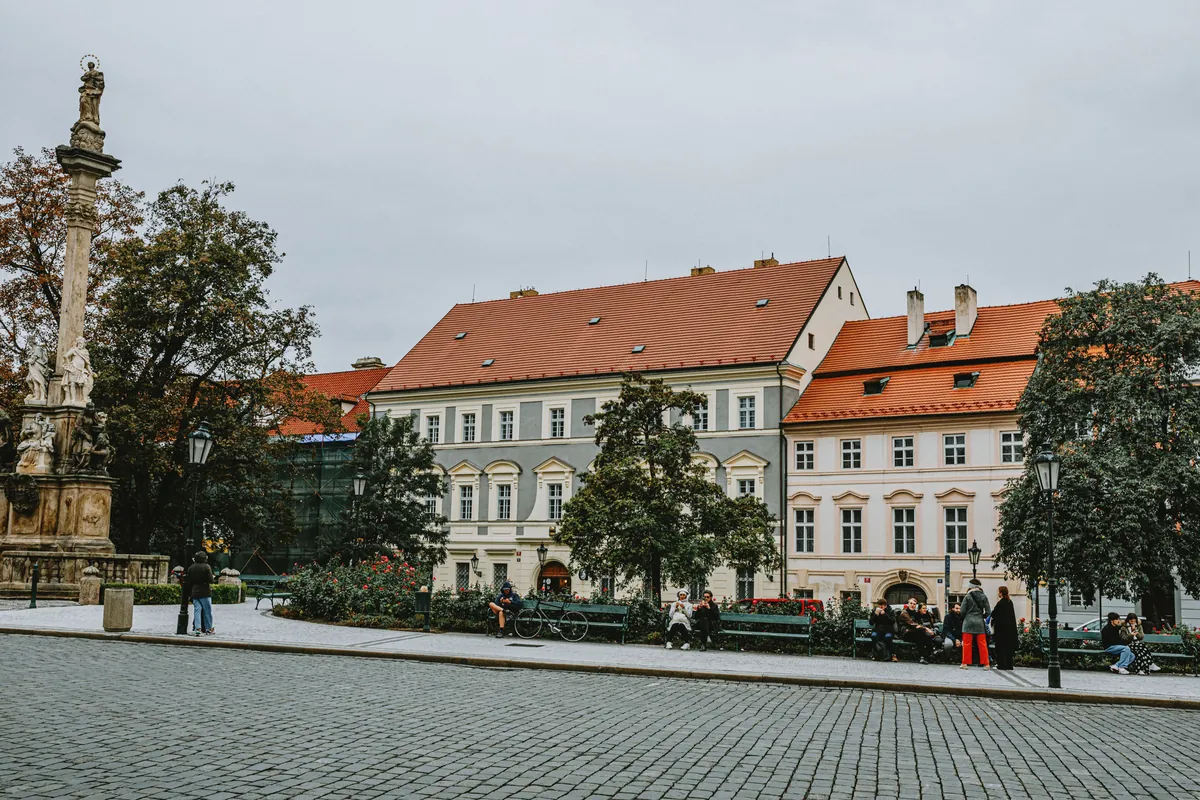 Avrupa meydanı ve canlı şehir atmosferi