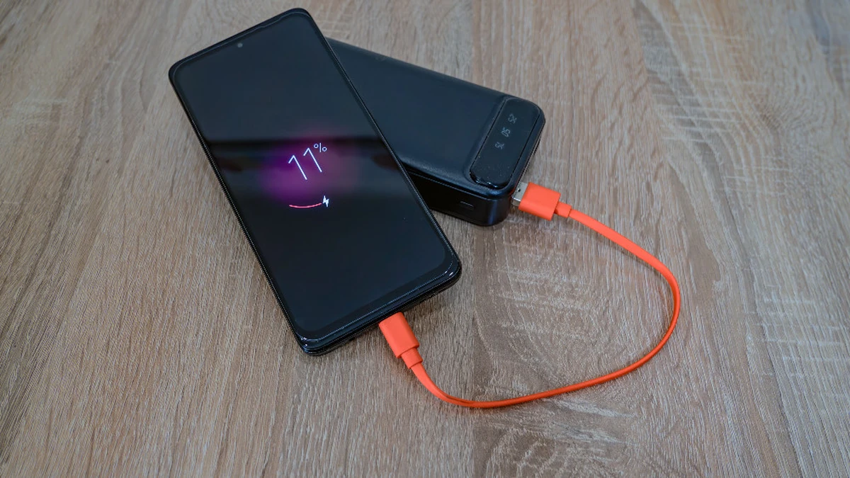 Powerbanke bağlı ve ekranında yüzde 1 işareti görünen telefon