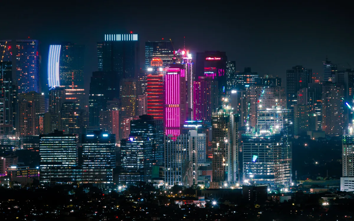 Gece şehir ışıkları ve modern kent manzarası
