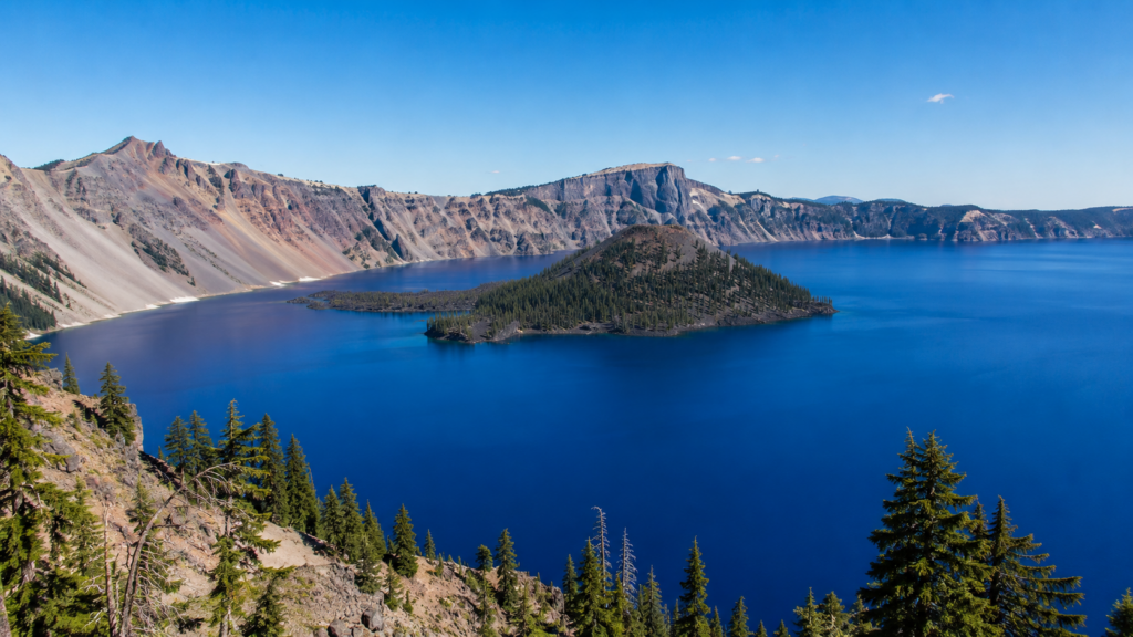 ABD Oregon'daki mavi sularıyla Crater Lake