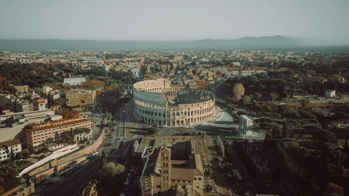 Roma'da Kolezyum ve tarihi şehir manzarası
