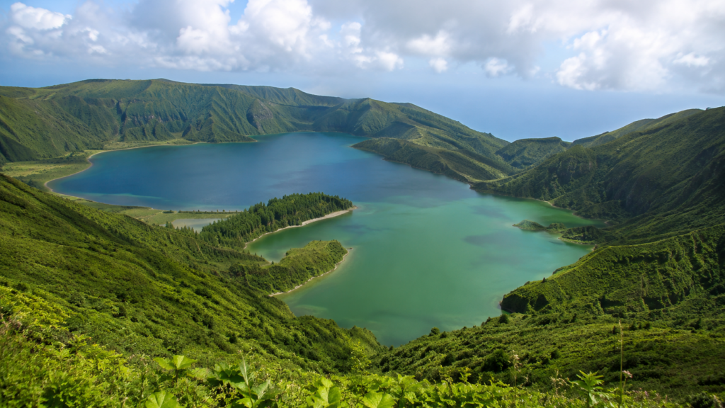 Azor Adaları'ndaki Lagoa do Fogo krater gölü