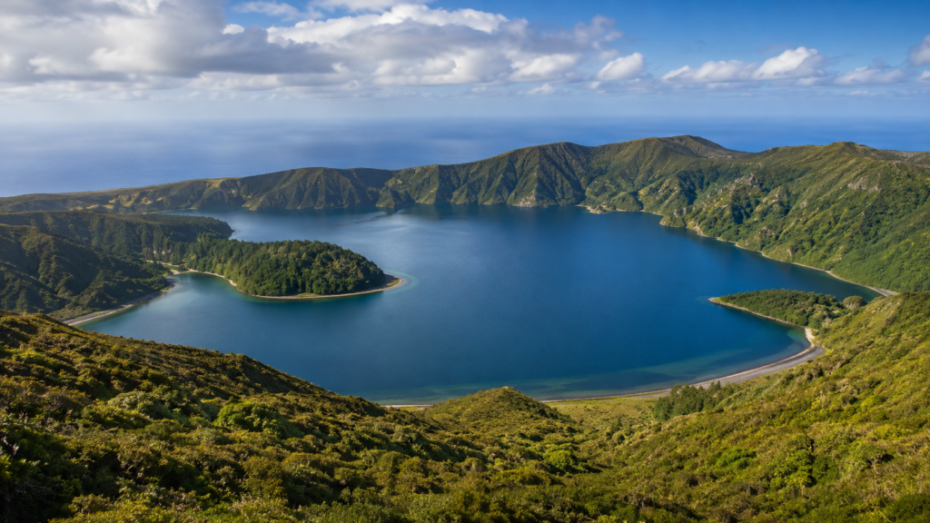 Azor Adaları'ndaki Sete Cidades volkanik gölleri