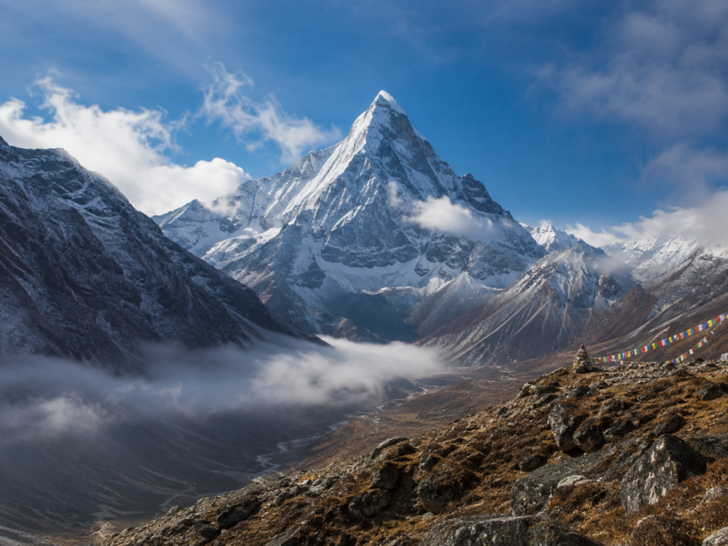Nepal Himalayaları'nda sisler arasından yükselen Ama Dablam
