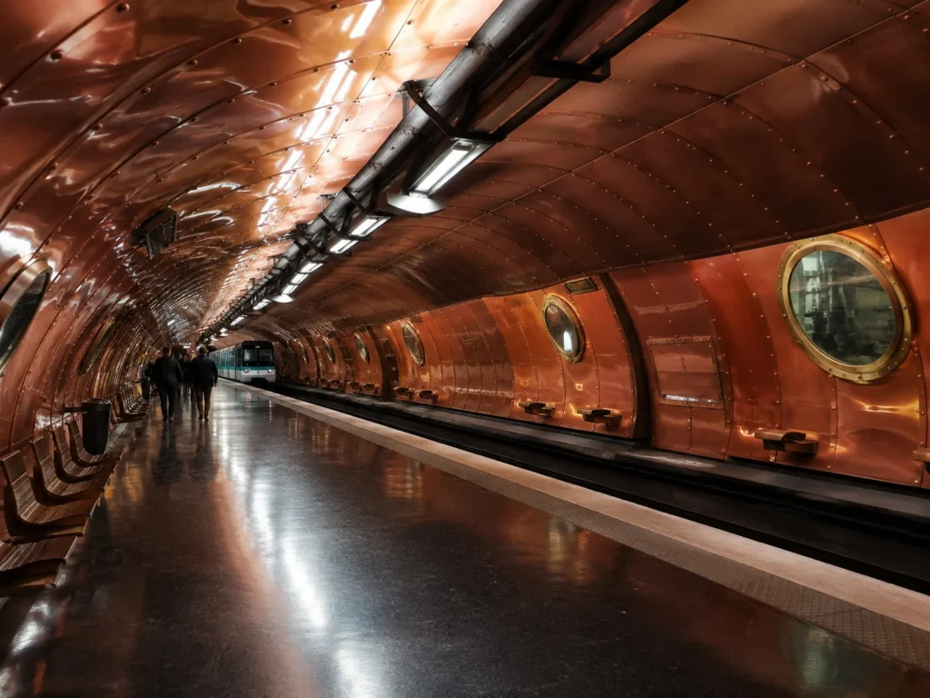 Paris Arts et Métiers metro istasyonunun bakır kaplamaları ve denizaltını andıran sıra dışı tasarımı