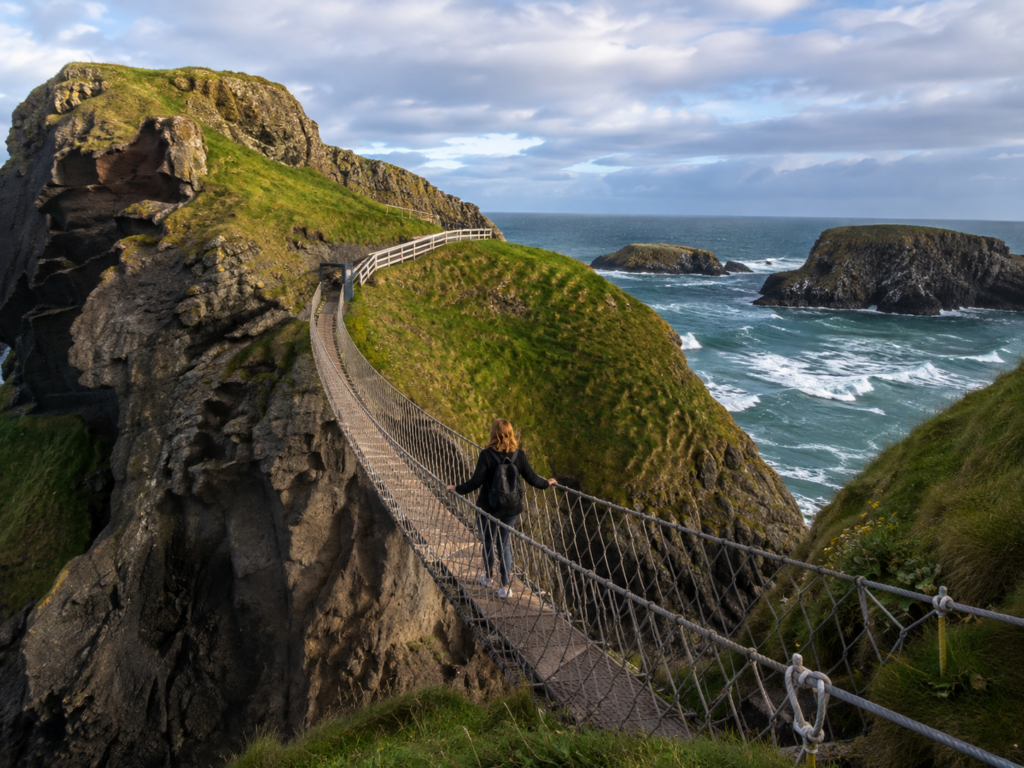 Kuzey İrlanda kıyılarında kayalıklar arasına kurulan Carrick-a-Rede halat köprüsü