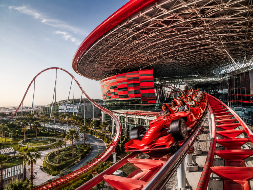 Ferrari World Abu Dhabi tema parkında yüksek hızlı roller coaster