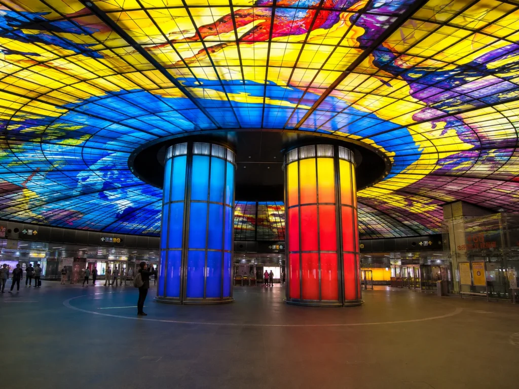 Tayvan Formosa Boulevard metro istasyonundaki renkli Dome of Light sanat eseri