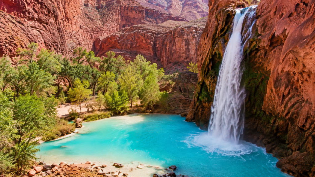Arizona’daki Havasu Şelalesi’nin kızıl kayalıklar ve turkuaz havuzla oluşturduğu manzara