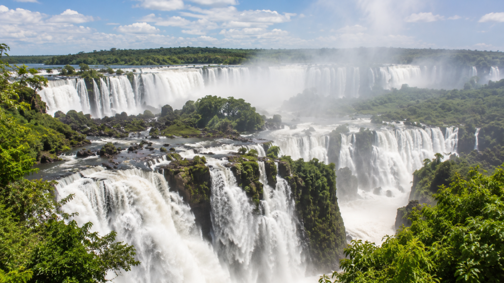 Arjantin ve Brezilya sınırındaki Iguazu Şelaleleri’nin etkileyici panoramik görünümü