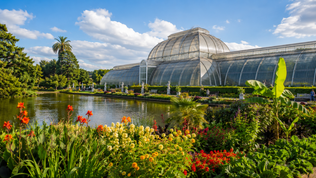 İngiltere’deki Kew Gardens’ta cam sera ve rengarenk çiçek bahçeleri