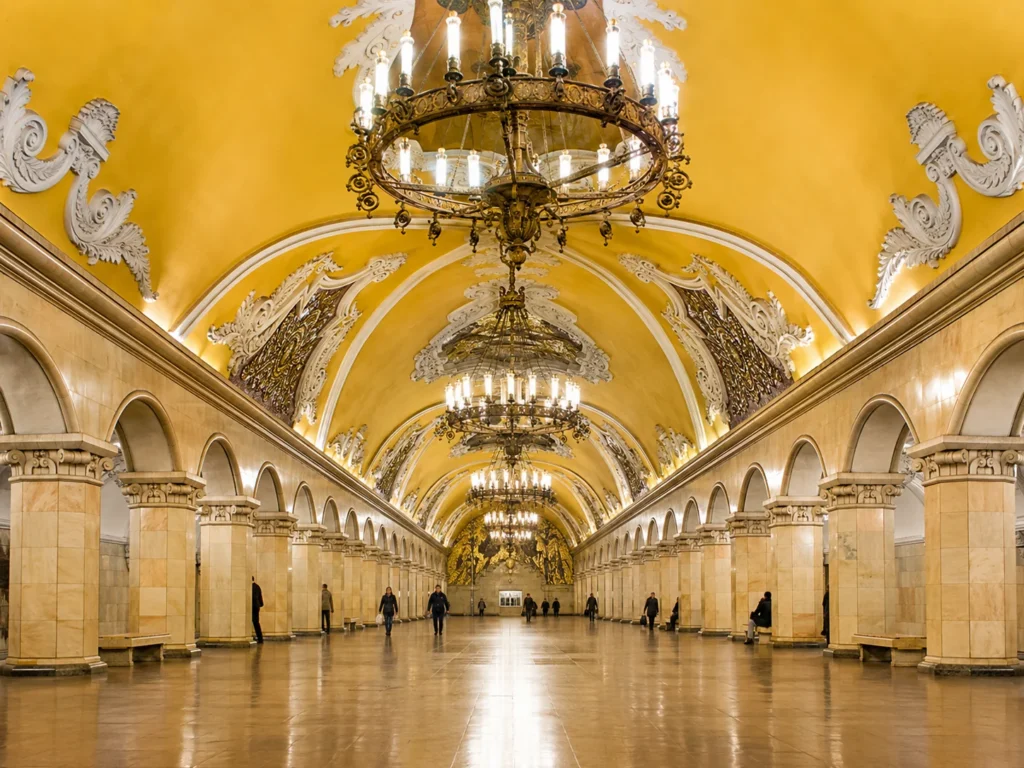 Moskova Komsomolskaya metro istasyonunun görkemli avizeleri, sarı tavanı ve mermer sütunları