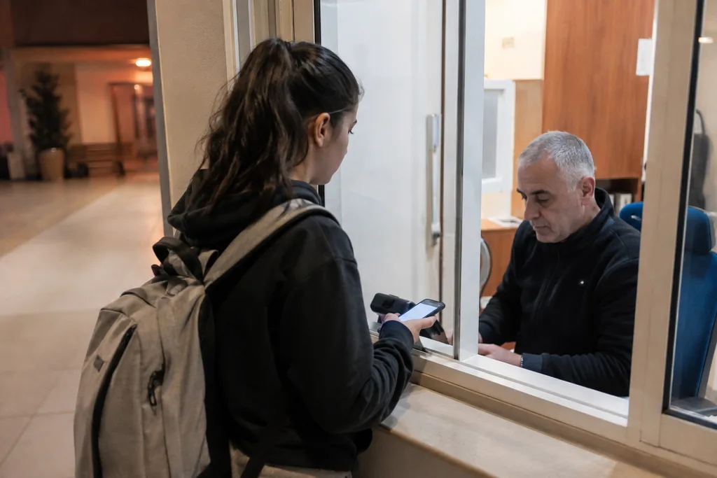 Akşam saatlerinde öğrenci yurdu girişine gelen üniversite öğrencileri