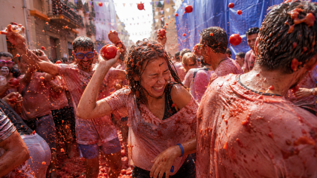 İspanya'daki La Tomatina festivalinde domates savaşı yapan insanlar
