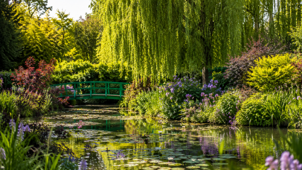 Fransa Giverny’de Monet’nin bahçesinde nilüferli su kanalı ve yeşil köprü