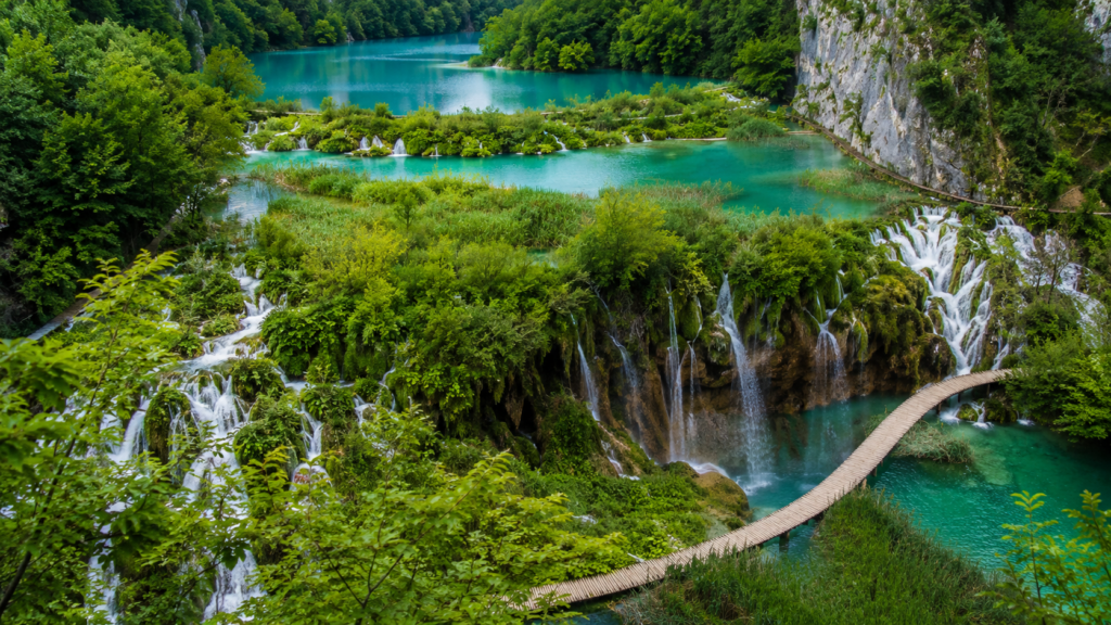 Hırvatistan’daki Plitvice Gölleri ve şelalelerinin turkuaz sularla çevrili görünümü