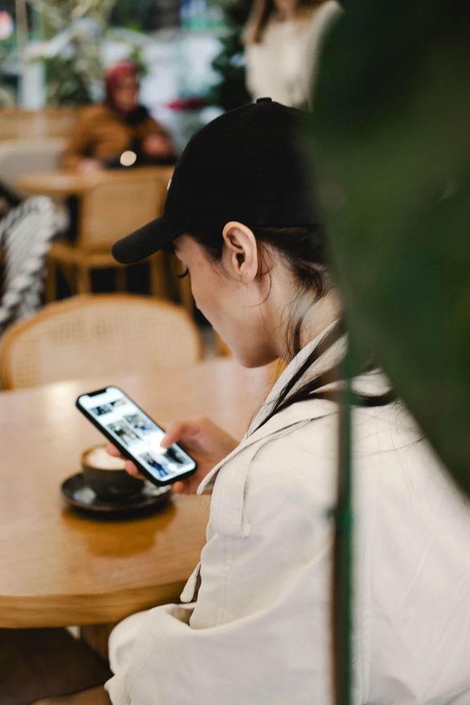 Telefonundan kısa bir mesajı kontrol eden kişi