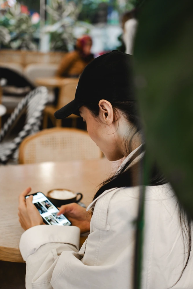 Telefona bakan kişinin grup mesajlarını takip ettiği sahne
