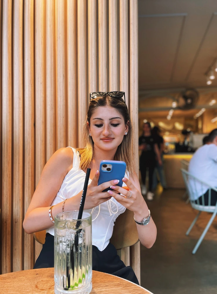 Telefonuna bakarak paylaşım yapan kişi