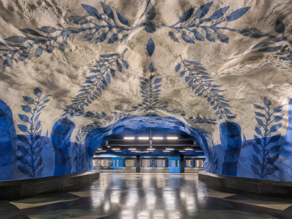 Stockholm T-Centralen metro istasyonunun mavi ve beyaz desenlerle süslü mağara görünümündeki iç mekânı