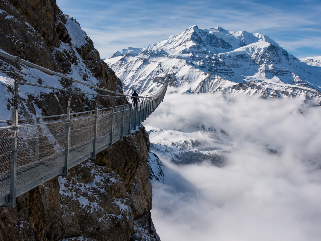 Karlı dağların üzerinde uzanan Titlis Cliff Walk yaya köprüsü