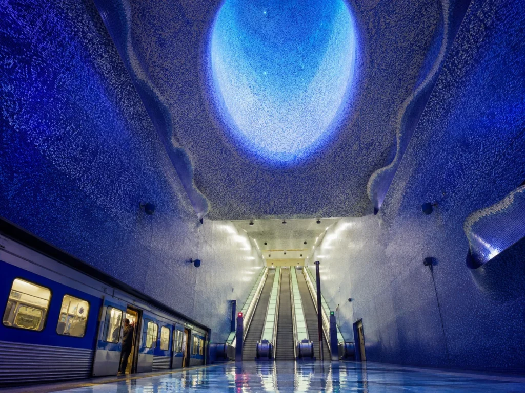 Napoli Toledo metro istasyonunun mavi mozaikleri ve etkileyici ışık tasarımı