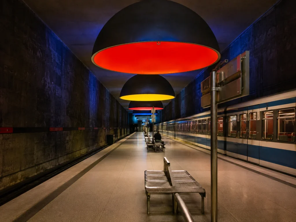 Münih Westfriedhof metro istasyonundaki kırmızı, sarı ve mavi dev kubbe lambaları